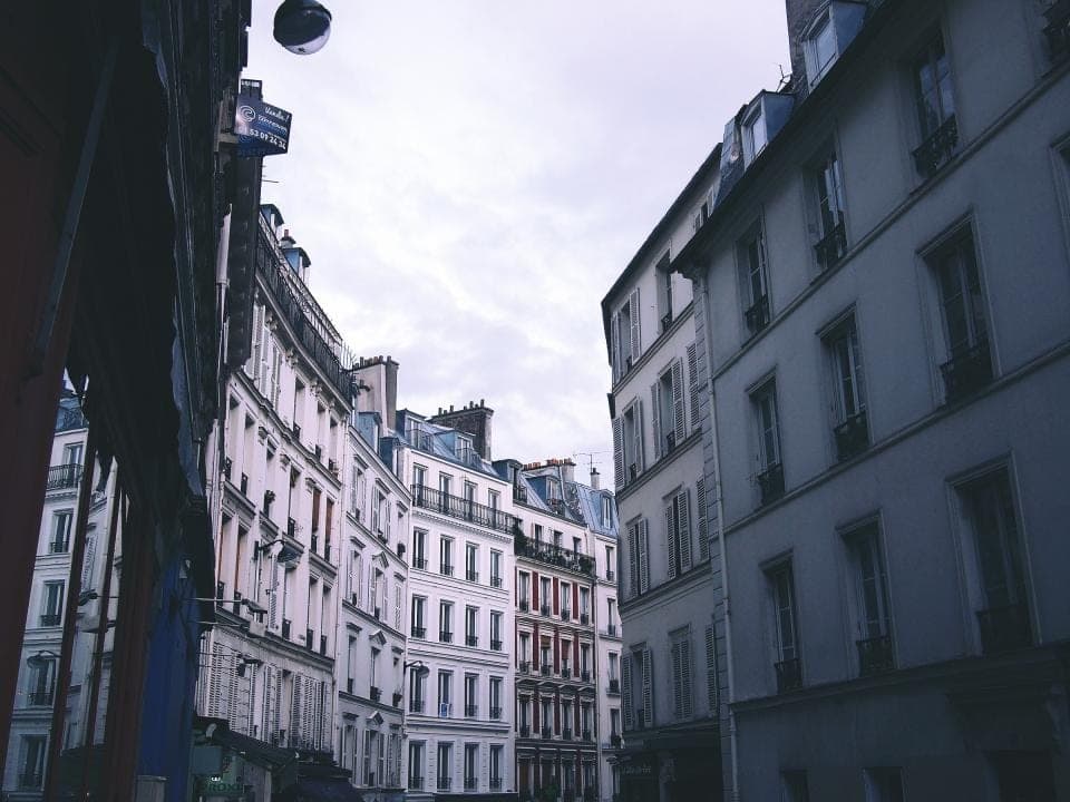 Rue bordée d'immeubles haussmanniens à Paris